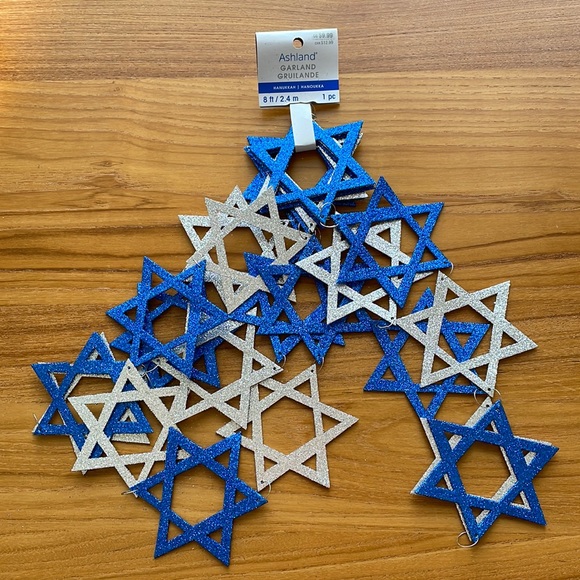 Ashland Hanukkah Star of David Blue and Silver Glittering 8 ft Garland - Picture 1 of 2